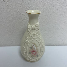  Royal Heritage The Cameo Ribbon Vase