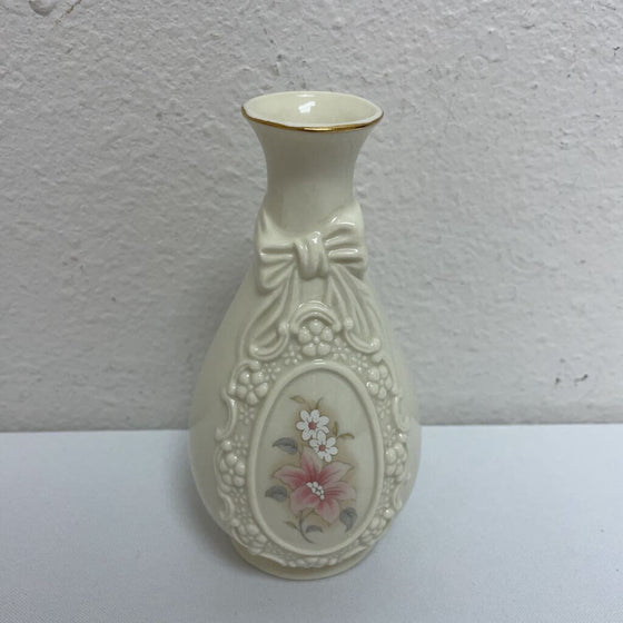 Royal Heritage The Cameo Ribbon Vase